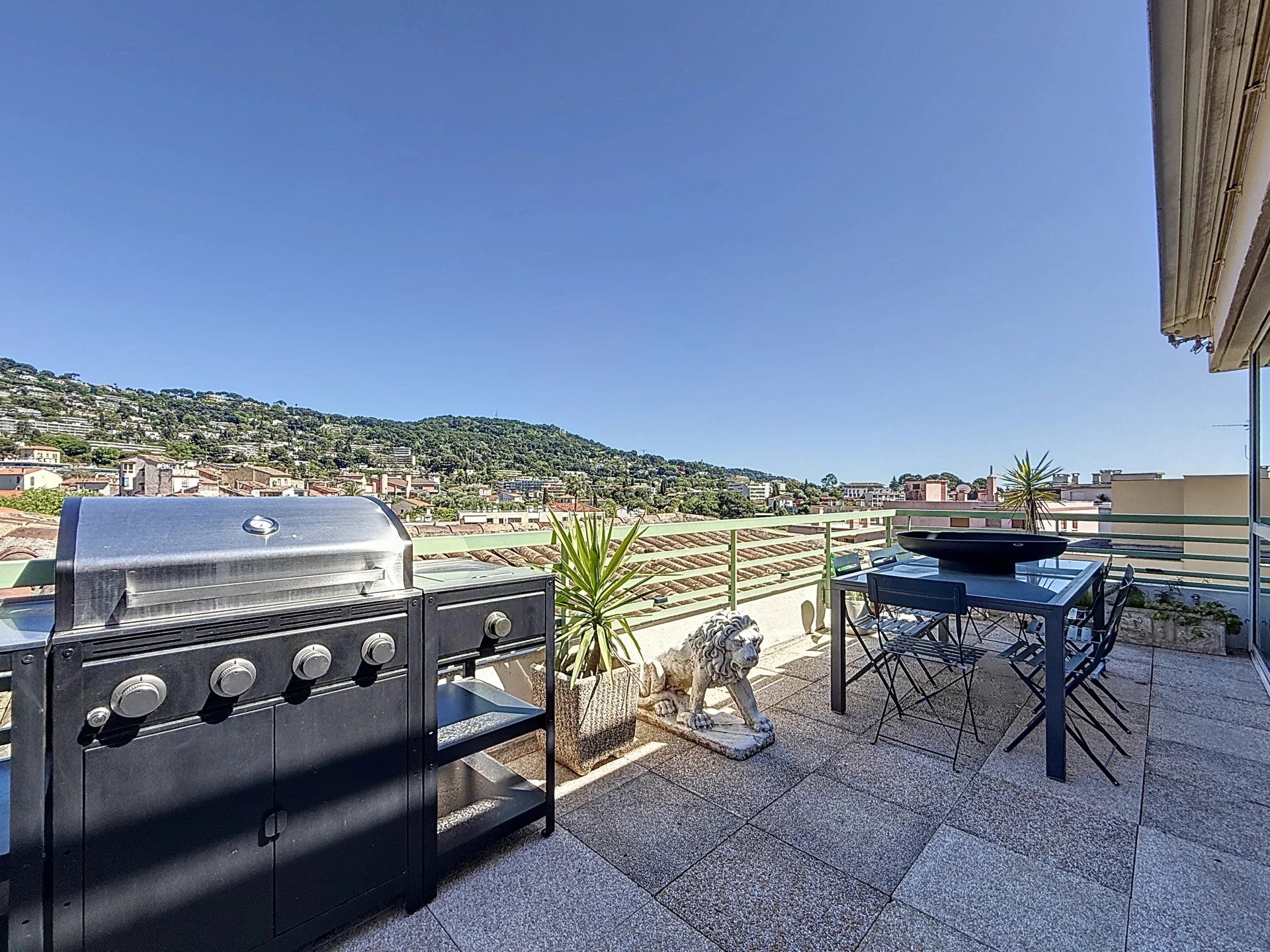 Terrace of the duplex in Le Cannet Terrace of a duplex with barbecue and views of the hills in Le Cannet.