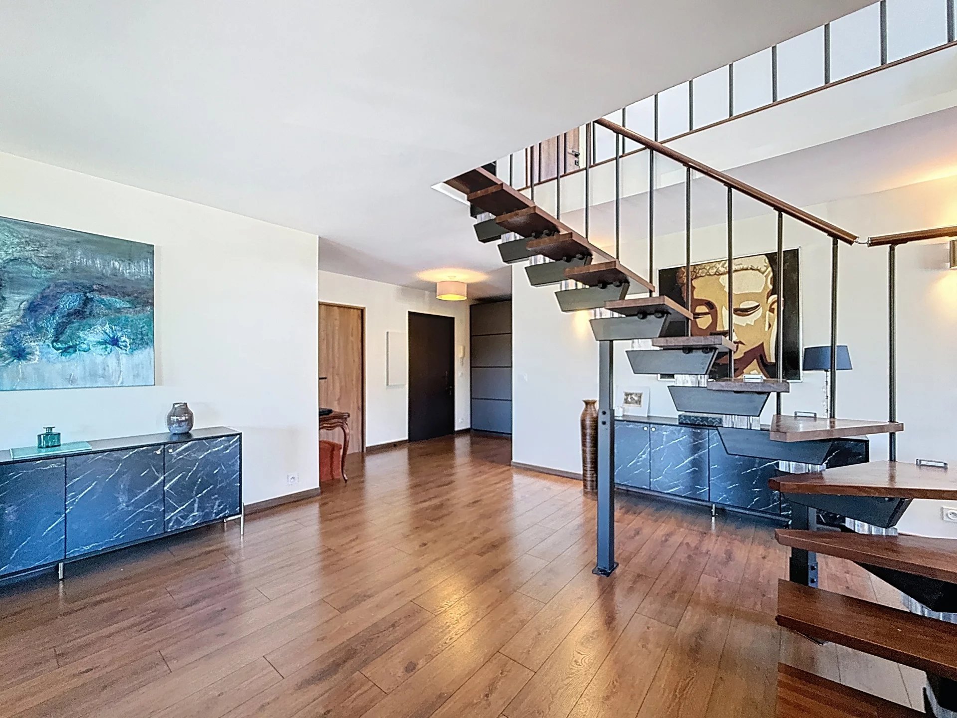 Renovated duplex in Le Cannet Interior of a renovated 195m2 duplex with wooden staircase and modern decor in Le Cannet.