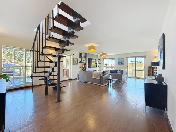 Interior of a renovated 195m2 duplex in Le Cannet with modern staircase and bright spaces.