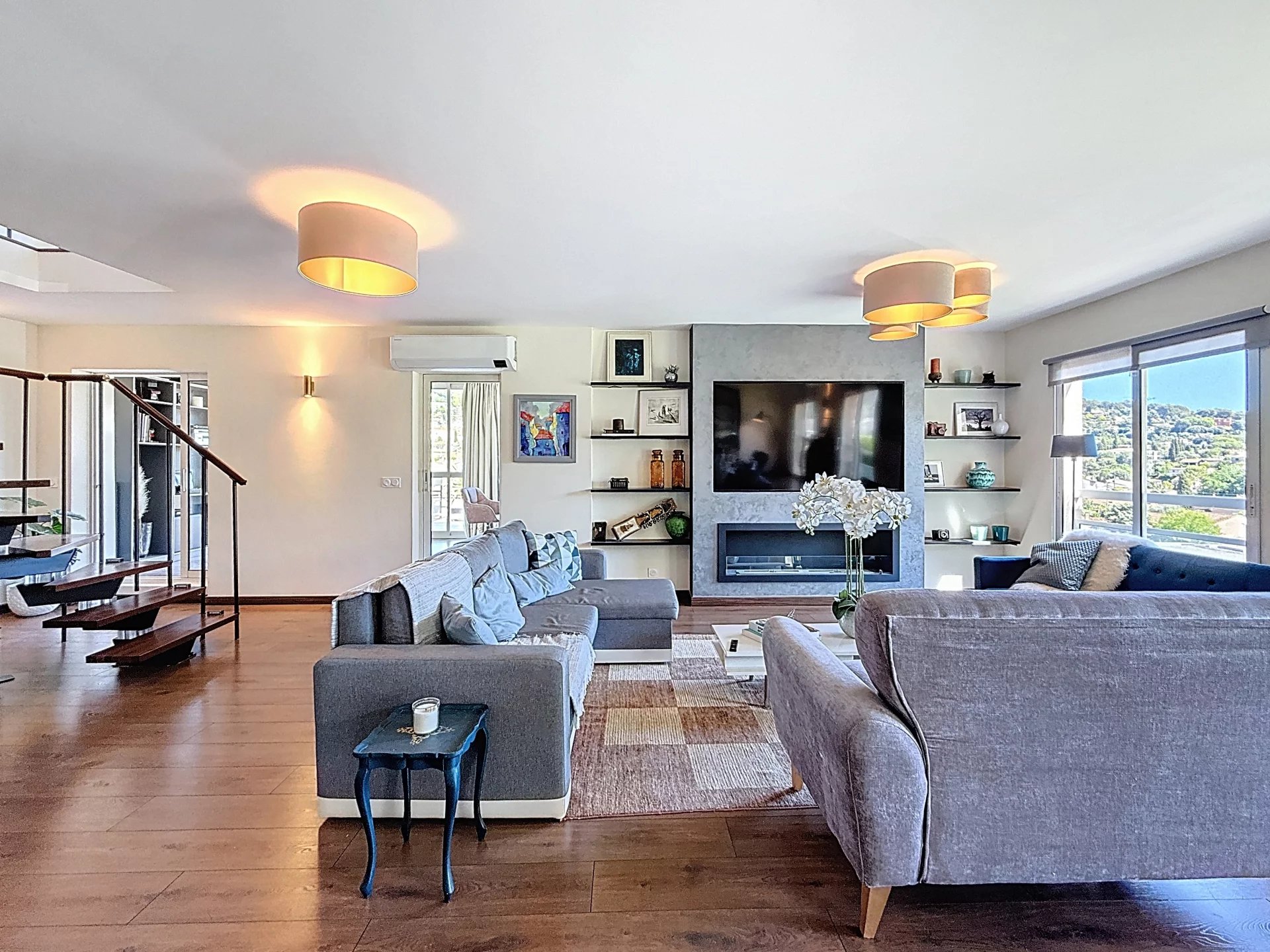 Living room of a duplex in Le Cannet Interior of a renovated 195m2 duplex with bright living room, television and modern decor.