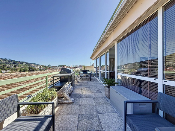 Terrace of a renovated 195m2 duplex in Le Cannet, with unobstructed views.