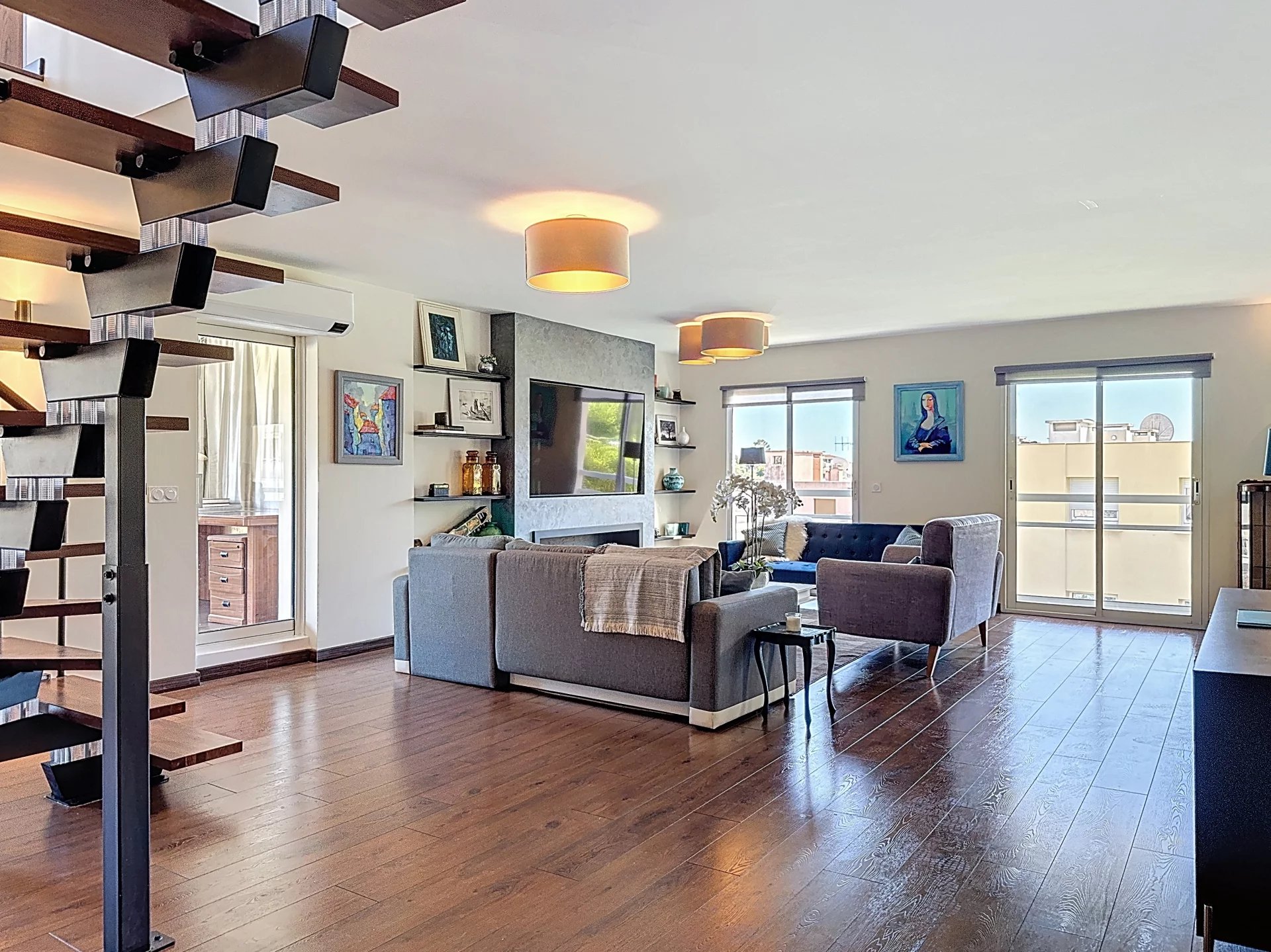 Modern duplex in Le Cannet Interior of a renovated 195m2 duplex with modern living room and access to a terrace.
