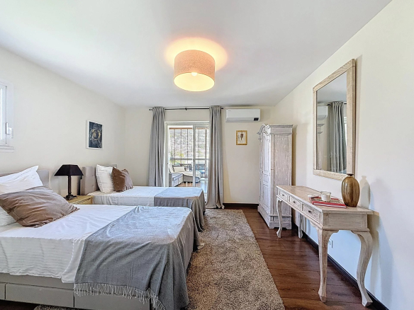 Room in a renovated duplex with two beds, a mirror and access to a terrace.