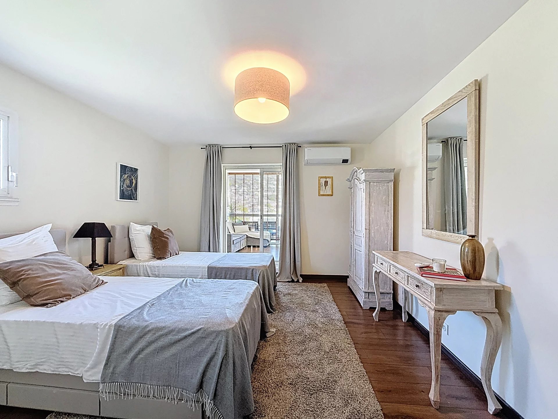 Room in the renovated duplex in Le Cannet Room in a renovated duplex with two beds, a mirror and access to a terrace.