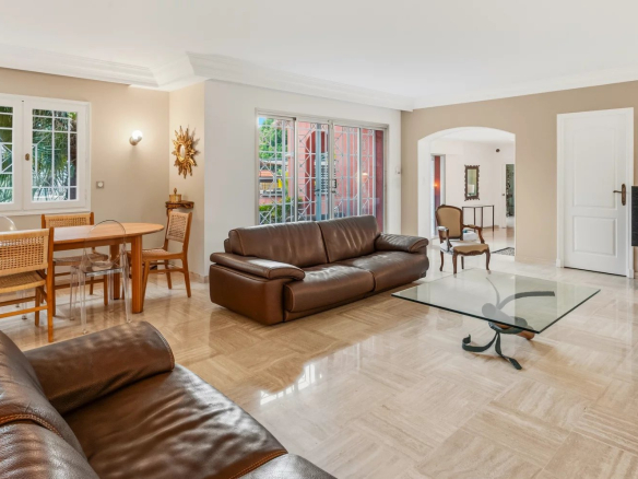 Intérieur d'une villa provençale rénovée avec salon et salle à manger, Le Cannet.