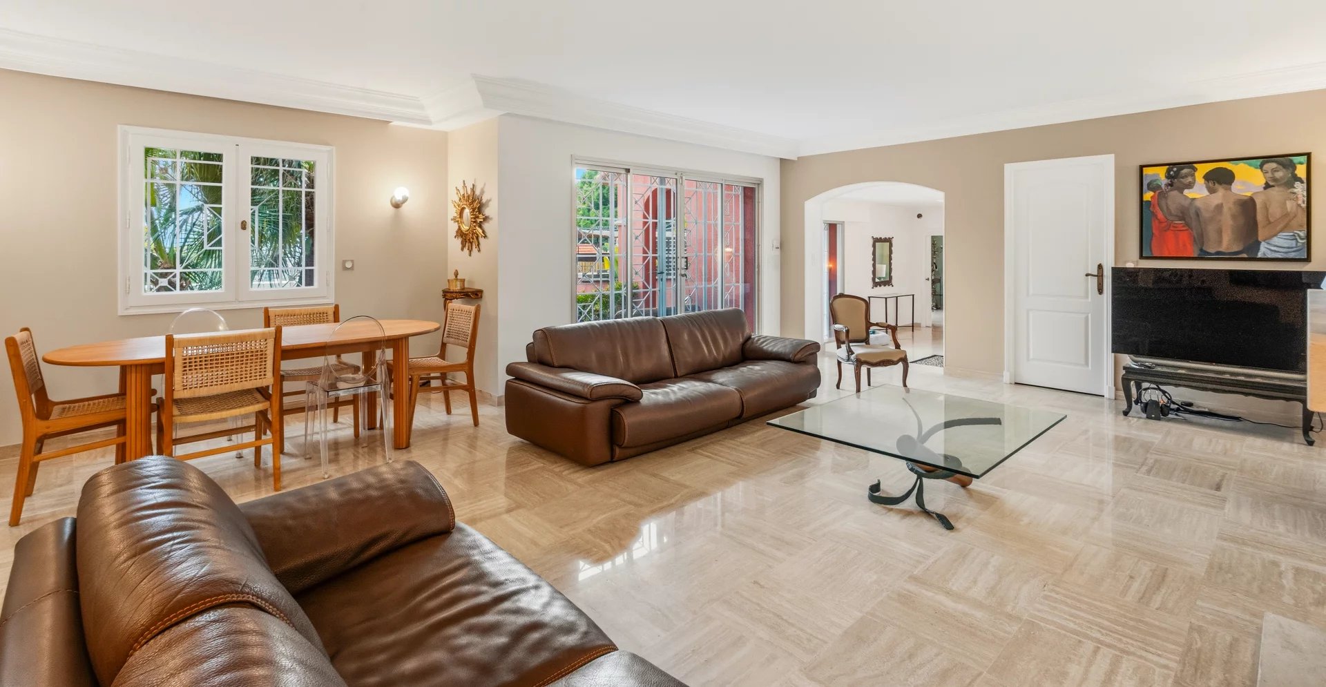 Intérieur d’une villa au Cannet Intérieur d'une villa provençale rénovée avec salon et salle à manger, Le Cannet.
