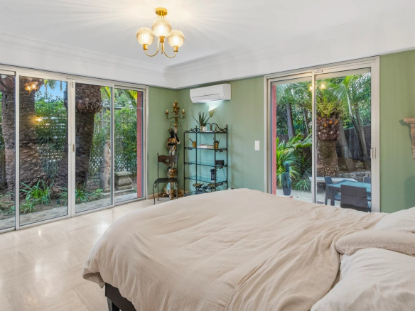 Chambre d'une villa rénovée avec vue sur un jardin verdoyant au Cannet.