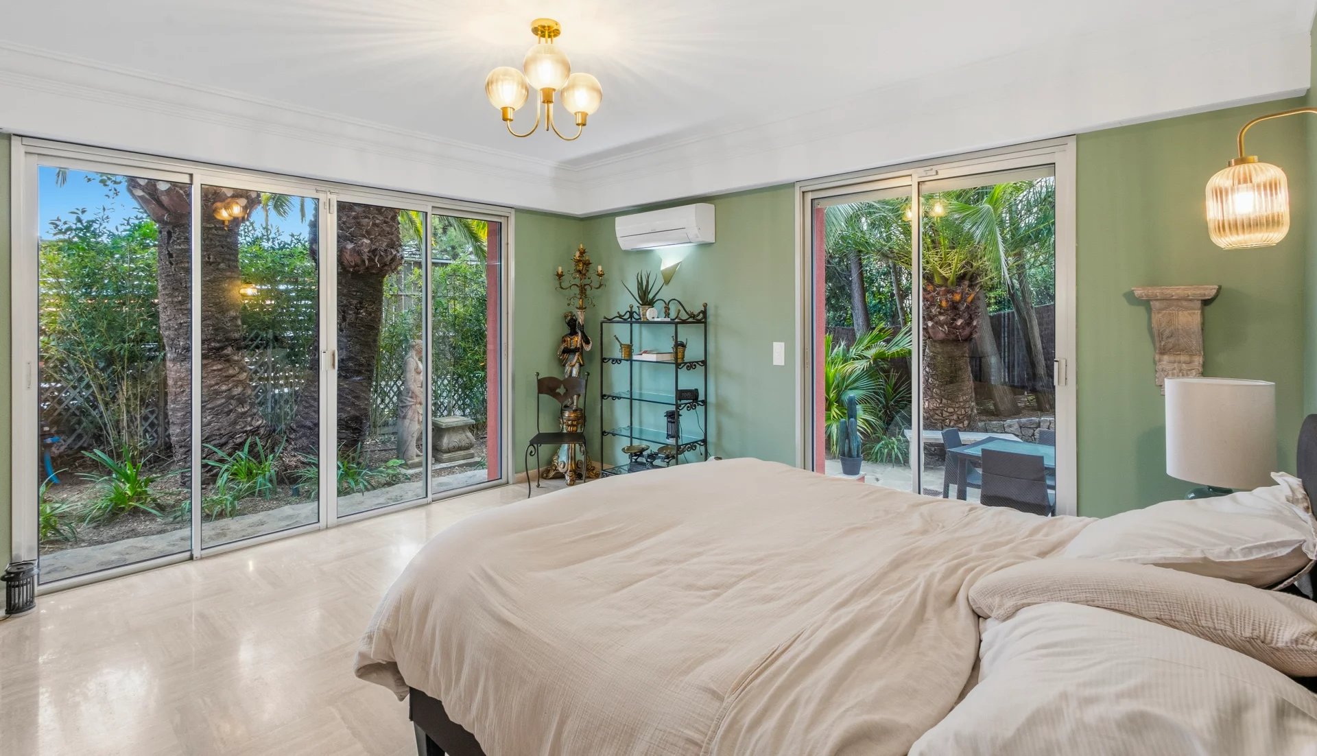 Chambre de villa au Cannet Victoria Chambre d'une villa rénovée avec vue sur un jardin verdoyant au Cannet.