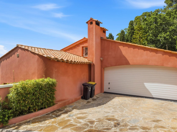 Villa provençale rénovée avec garage à Le Cannet, vue sur le massif de l'Estérel.