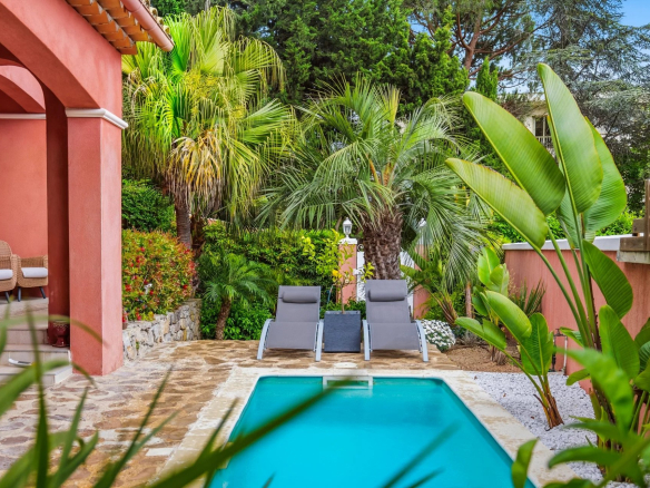 Villa provençale rénovée avec piscine et jardin verdoyant au Cannet Victoria.