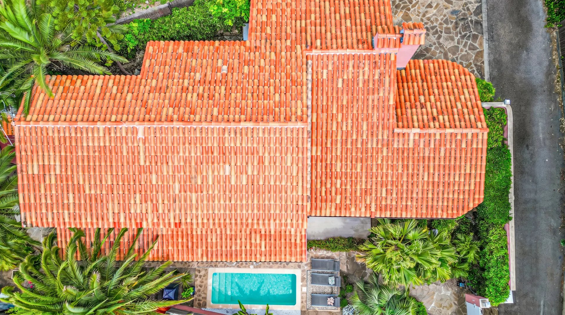 Villa provençale au Cannet Vue aérienne d'une villa provençale avec piscine et toiture en tuiles, entourée de verdure