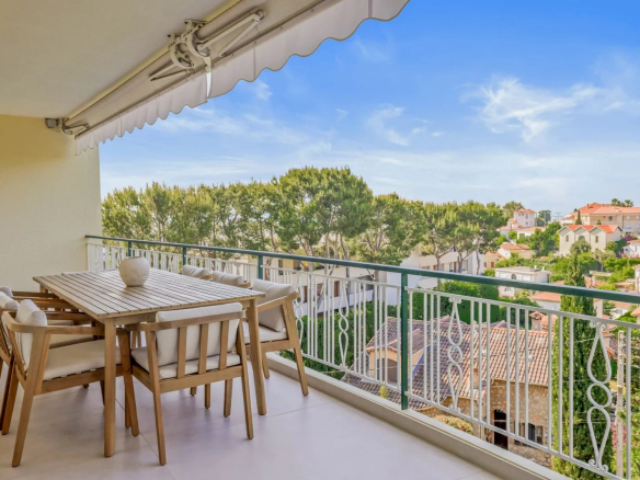 Terrasse d'un appartement au dernier étage avec vue sur la verdure au Cannet.
