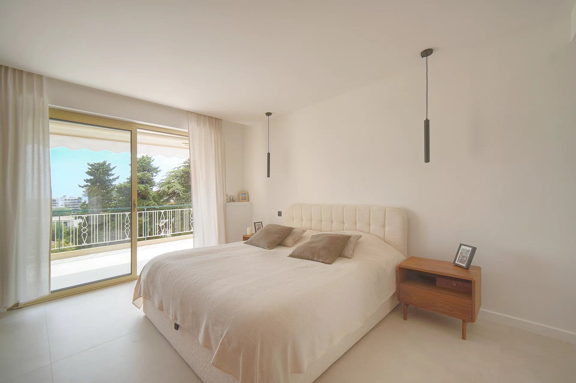 Chambre d’appartement au Cannet Chambre d'un appartement rénové au Cannet, avec lit double et accès à une terrasse ensoleillée.