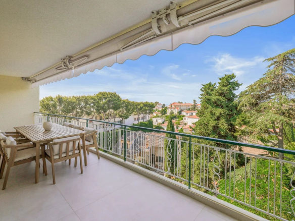 Terrasse ensoleillée d'un appartement au dernier étage avec vue sur la verdure à Le Cannet.