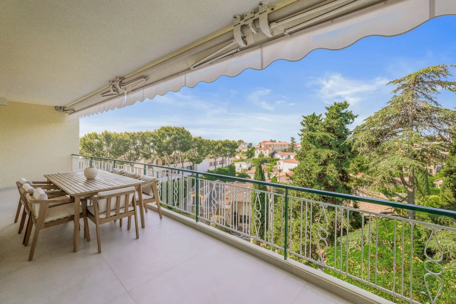 Terrasse d’un appartement rénové à Le Cannet Terrasse ensoleillée d'un appartement au dernier étage avec vue sur la verdure à Le Cannet.