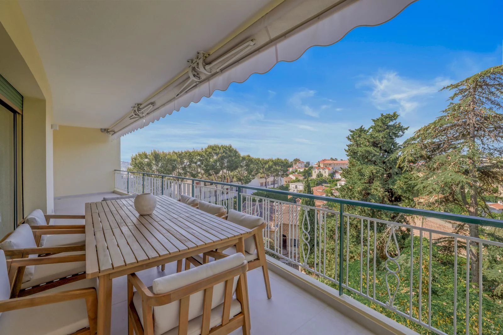Terrasse d’appartement au Cannet Terrasse ensoleillée d'un appartement au Cannet avec vue sur la verdure.