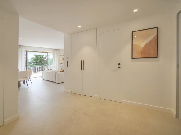 Entrée d'un appartement rénové au Cannet, avec un couloir lumineux et accès à un salon.