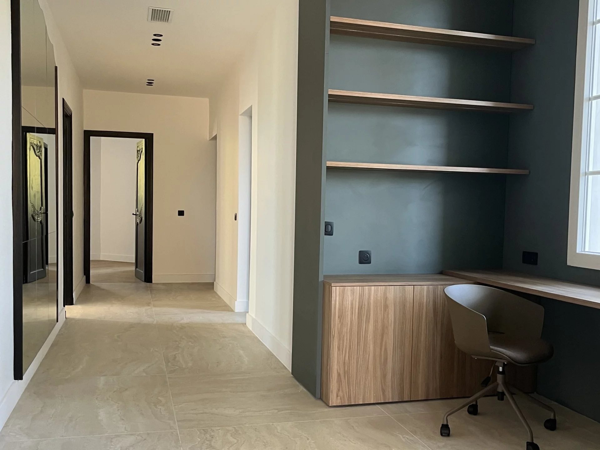 Appartement rénové au Cannet Intérieur d'un appartement rénové avec un bureau et des murs clairs au Cannet.