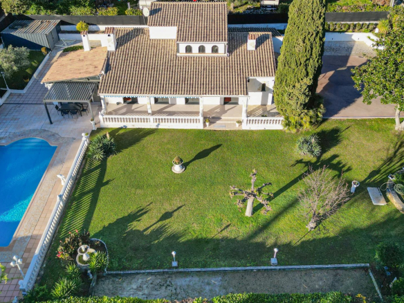 Aerial view of a Provençal villa with swimming pool and landscaped garden in Mougins.