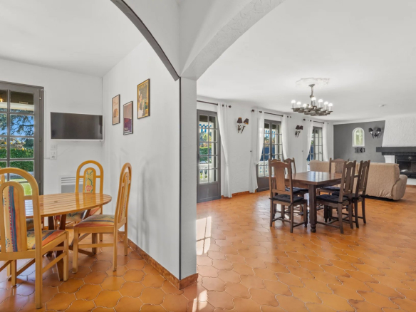 Interior of a Provençal villa in Mougins with a bright dining room and living room.
