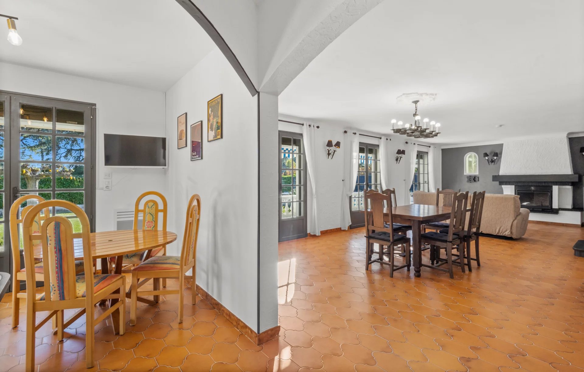 Interior of a Provençal villa in Mougins with a bright dining room and living room.