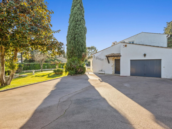 Entrance to a Provençal villa in Mougins with a large outdoor space and a garage.
