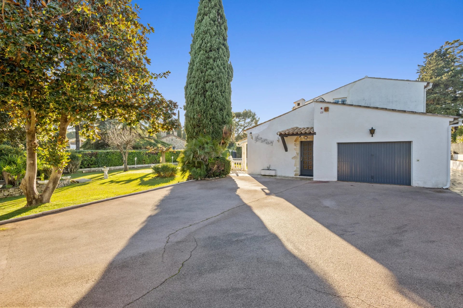 Entrance to a Provençal villa in Mougins with a large outdoor space and a garage.