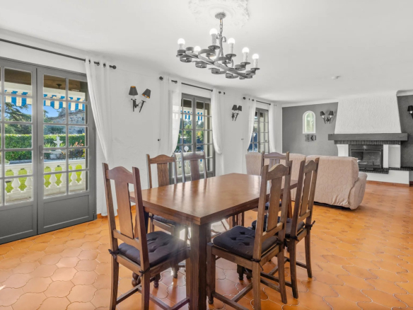 Interior of a Provençal villa in Mougins with a bright dining room and living room.
