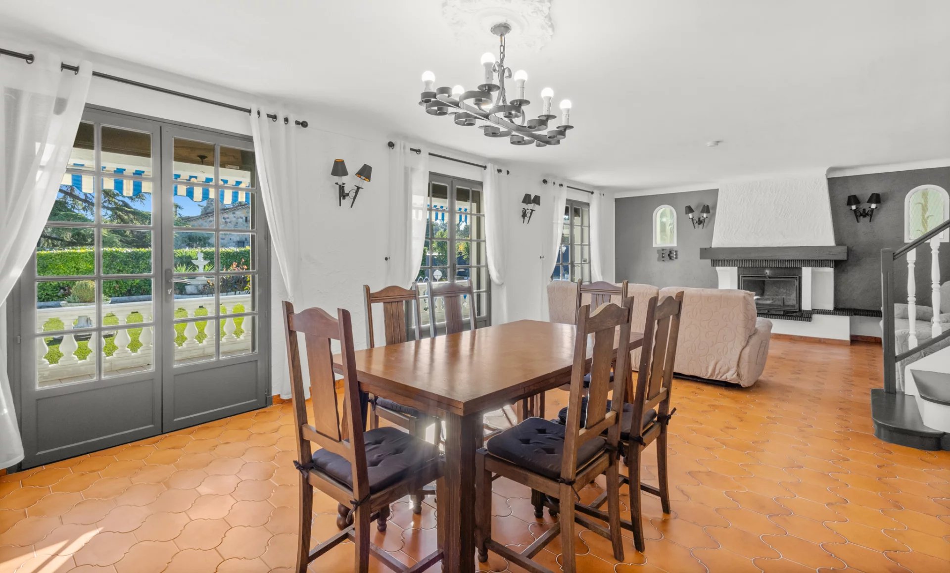 Interior of a Provençal villa in Mougins with a bright dining room and living room.