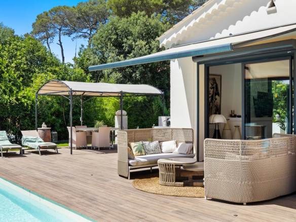 Terrace of a renovated villa with living room and swimming pool in Mougins.