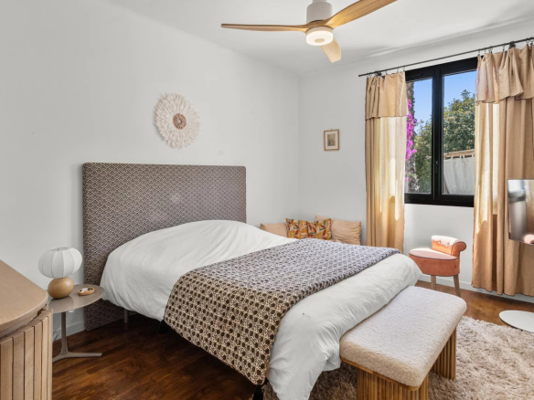 Room in a renovated villa in Mougins, with double bed, modern decor and window overlooking the outside.