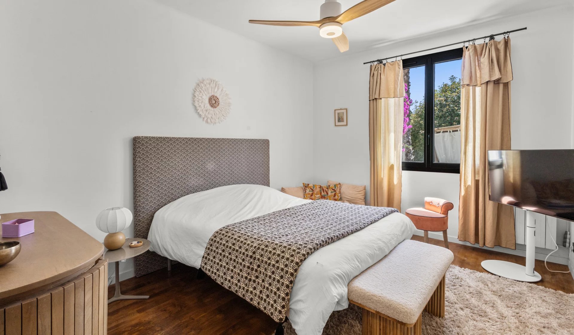 Renovated villa room in Mougins Room in a renovated villa in Mougins, with double bed, modern decor and window overlooking the outside.