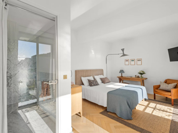 Bright room in a renovated private mansion with sea view, Le Cannet.