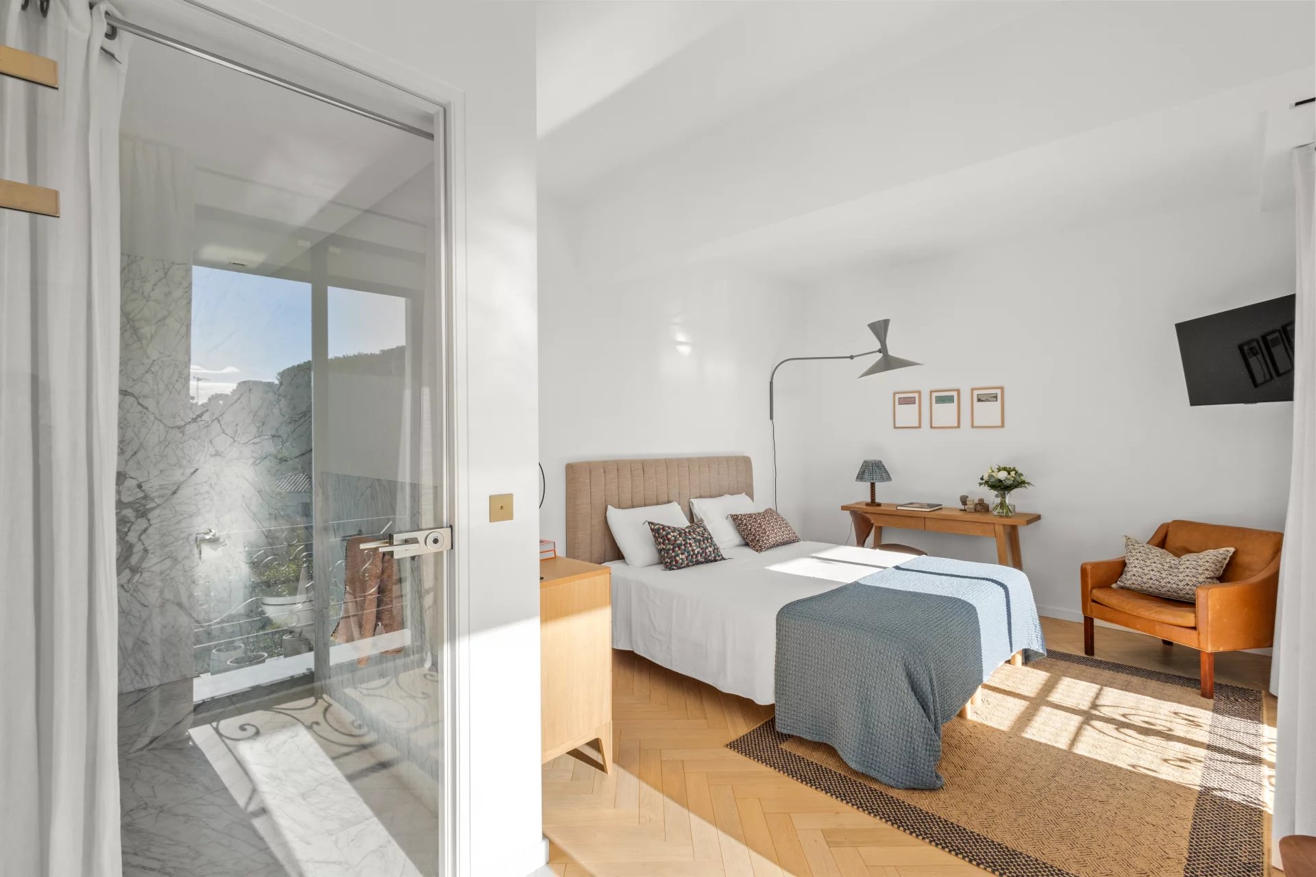 Bright room in a renovated private mansion with sea view, Le Cannet.