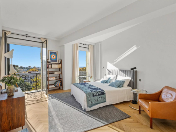 Bright room with sea view, balcony and modern decor in Le Cannet.