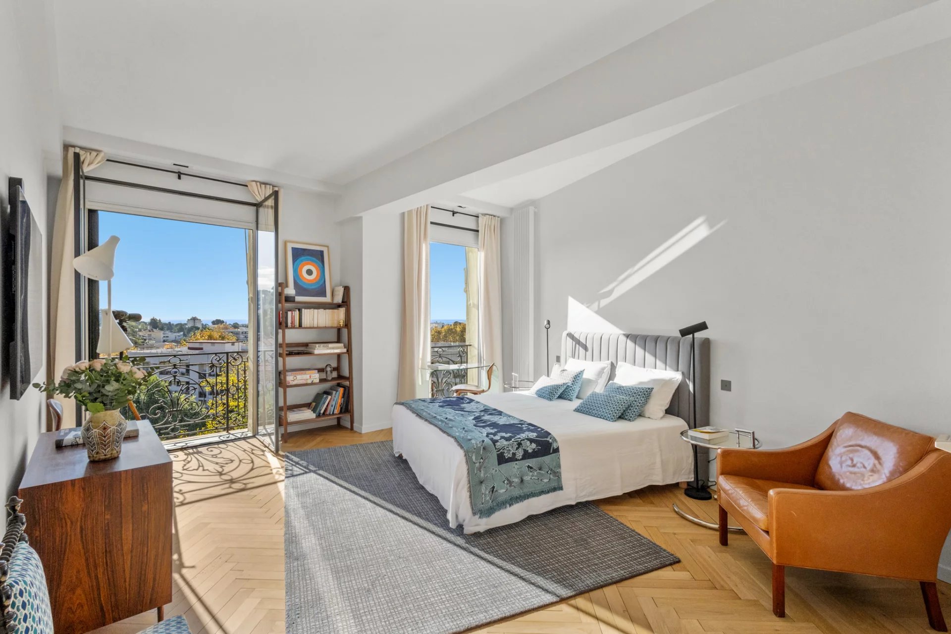 Bright room with sea view, balcony and modern decor in Le Cannet.