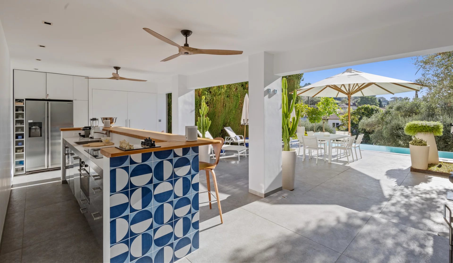 Modern kitchen opening onto a terrace with sea views, Le Cannet.