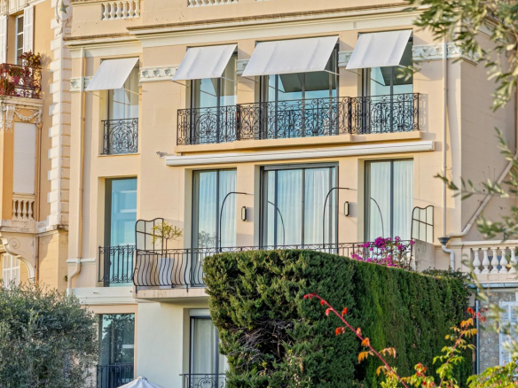 Hôtel particulier rénové avec vue mer, terrasse paysagée et piscine à Le Cannet.
