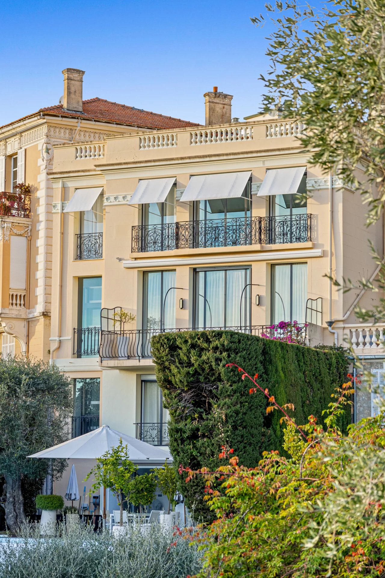 Renovated private mansion with sea view, landscaped terrace and swimming pool in Le Cannet.