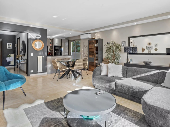 Intérieur d'un appartement moderne avec salon, salle à manger et cuisine ouverte, Le Cannet.