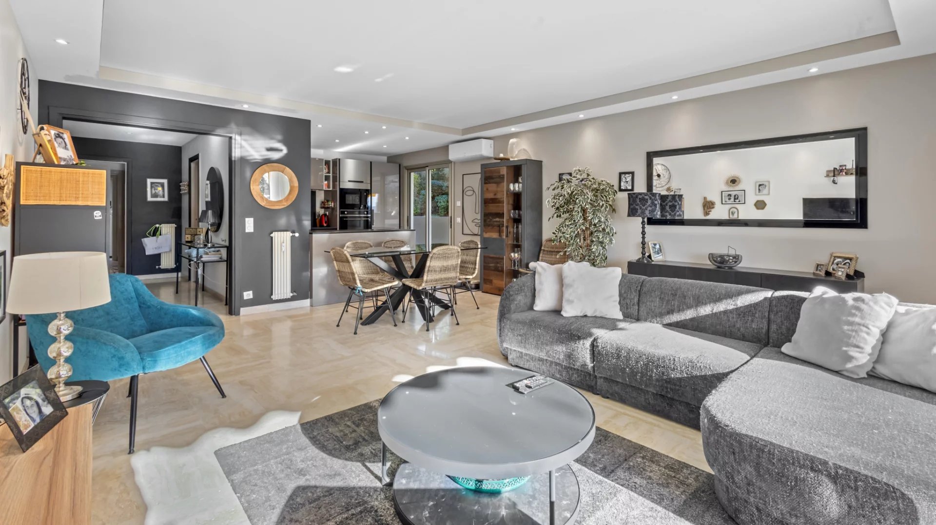 Intérieur d'un appartement moderne avec salon, salle à manger et cuisine ouverte, Le Cannet.