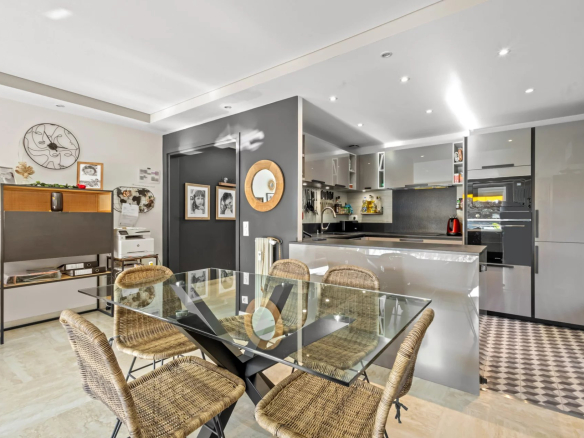Intérieur d'un appartement moderne avec cuisine ouverte et salle à manger, Le Cannet.