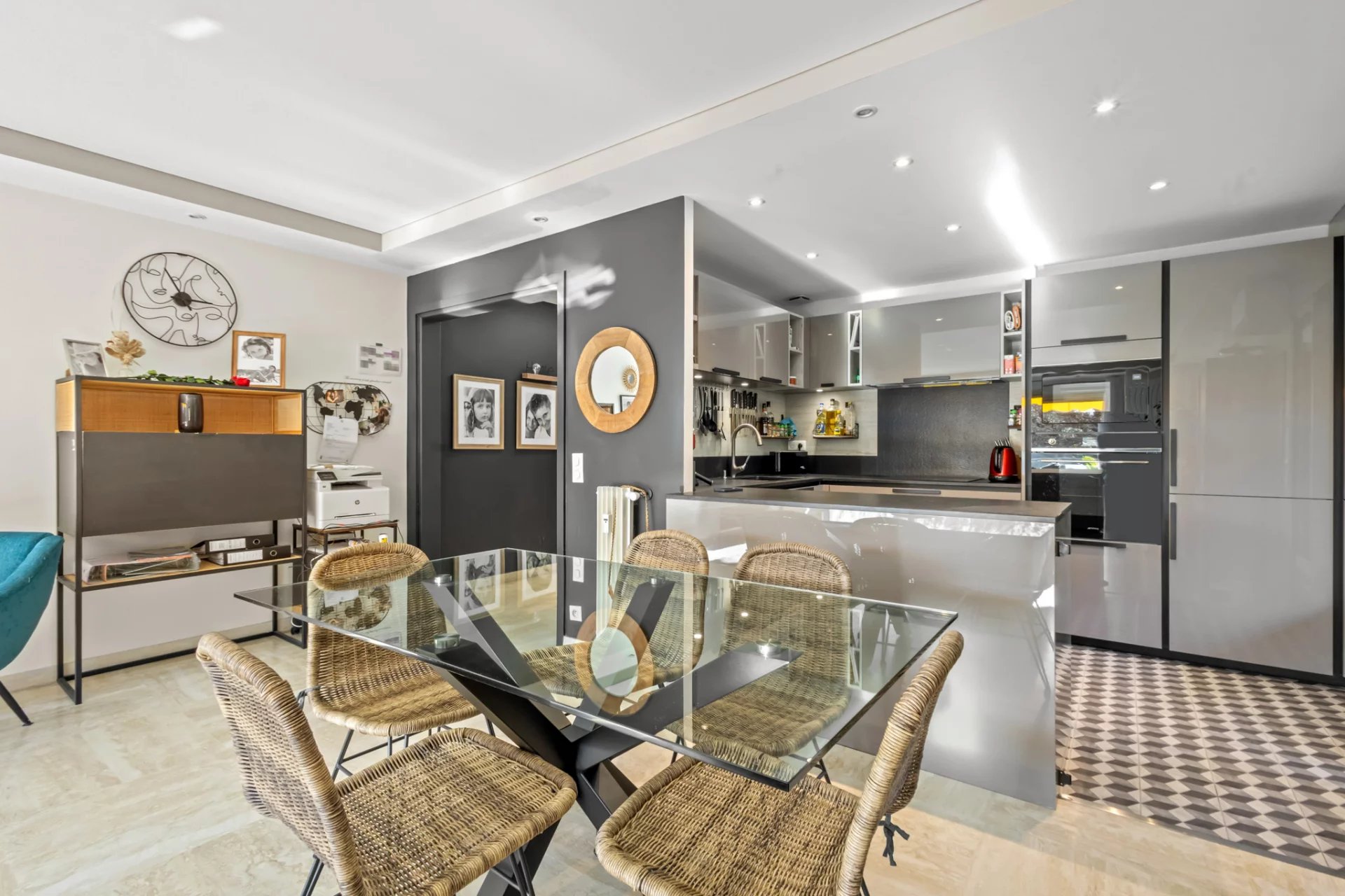 Intérieur d'un appartement moderne avec cuisine ouverte et salle à manger, Le Cannet.