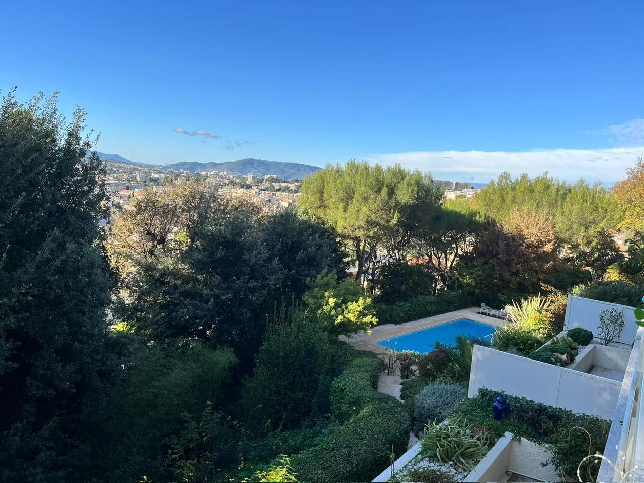 Vue depuis un appartement avec piscine et végétation, Le Cannet.