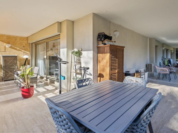 Terrasse d'angle d'un appartement à Le Cannet avec mobilier extérieur et vue dégagée.