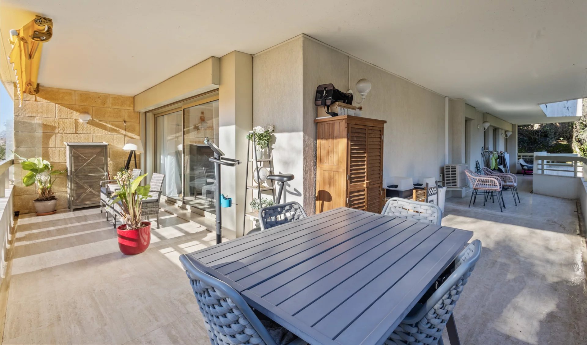 Terrasse d'angle d'un appartement à Le Cannet avec mobilier extérieur et vue dégagée.