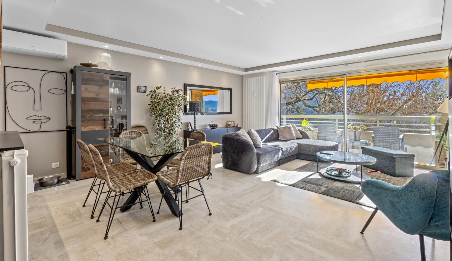 Appartement d'angle lumineux avec séjour, cuisine ouverte et terrasse au Cannet.