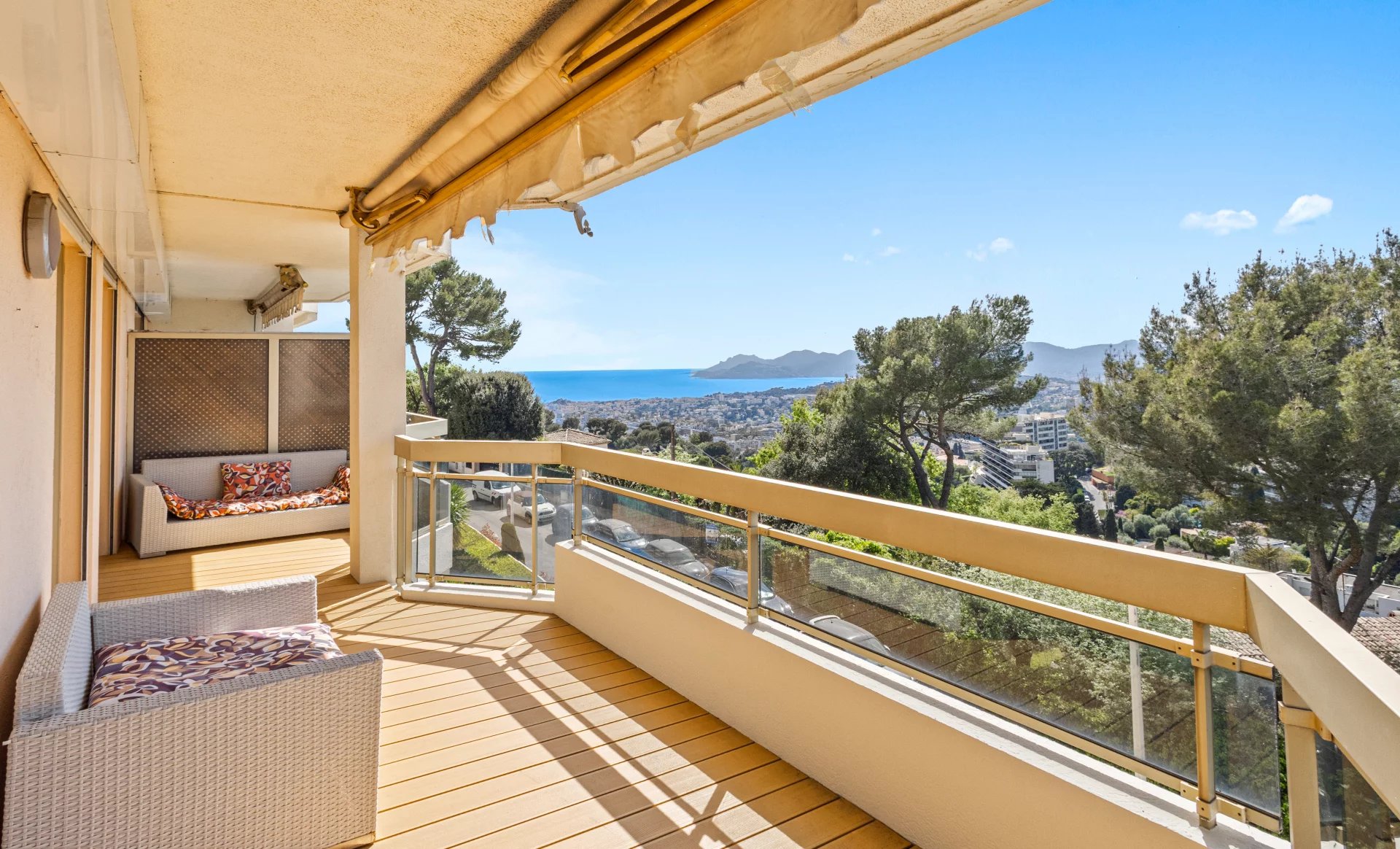 Balcon d'un appartement avec vue sur la mer et les collines à Le Cannet.