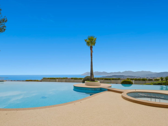 Vue de la piscine avec mer en arrière-plan, Le Cannet.