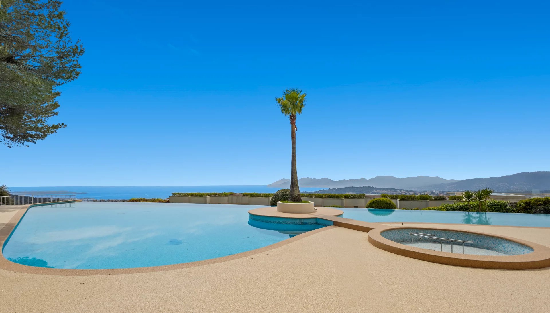 Vue de la piscine avec mer en arrière-plan, Le Cannet.